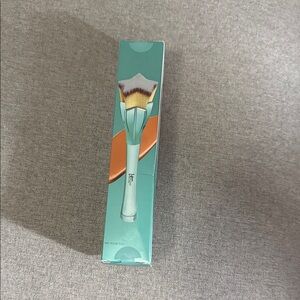 It Cosmetics Teal Handle Makeup Brush